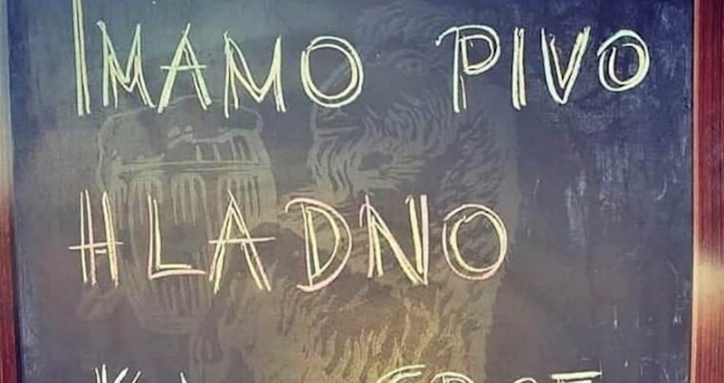 Ovaj kafić je znao kako će opisati piće koje prodaju, evo što su napisali na ulazu