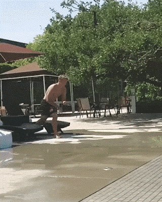 Malo tko bi se usudio ponoviti ovu vratolomiju: Mladić skakao u bazen, umalo razbio glavu