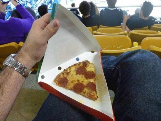 Kutija je bila velika, mislio je da će dobiti veći komad pizze...