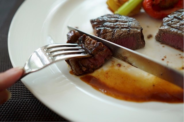 Steak režite suprotno od smjera vlakana u mesu - tako će ono ostati mekano.