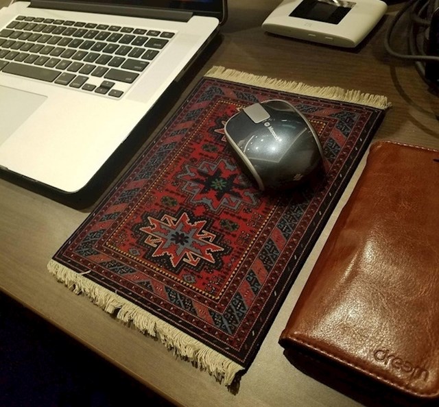 "Moj šef koristi mali tepih kao podlogu za miša."