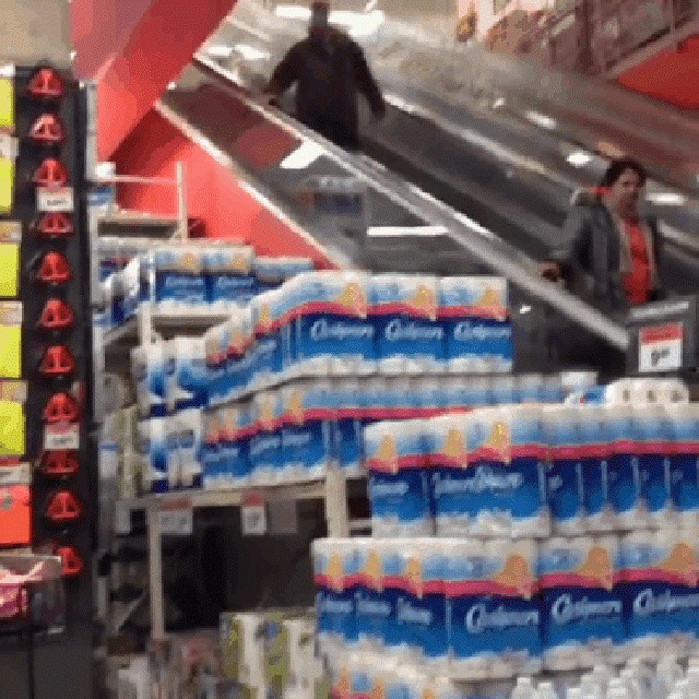 AKROBACIJE U SHOPPING CENTRU Vidio je police s papirnatim rolama pa to iskoristio kako bi se zabavio