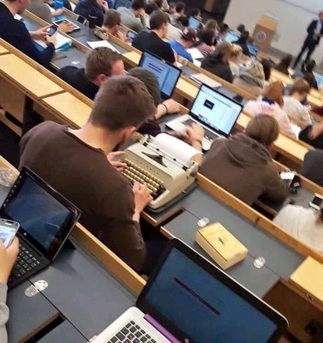 15 neobičnih fotografija u kojima su logika i zdrav razum totalno zakazali kad nemaš dovoljno novca za laptop...