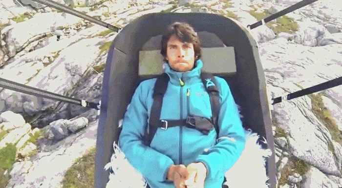 Čovjek je sjeo u katapult i u letu snimio nezaboravan selfie