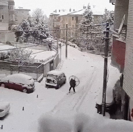 Nitko nije očistio snijeg na cestama pa je lik iskoristio priliku kako bi isprobao svoj izum