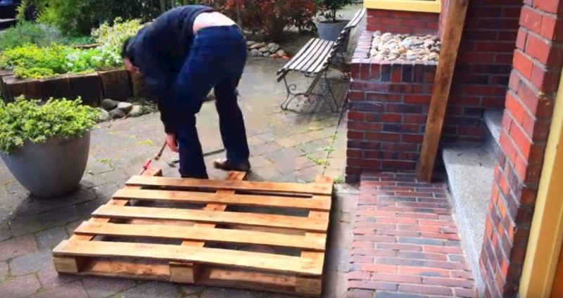 Izašao je u dvorište, rastavio stare palete i oduševio ženu kad je vidjela što je napravio za bebu