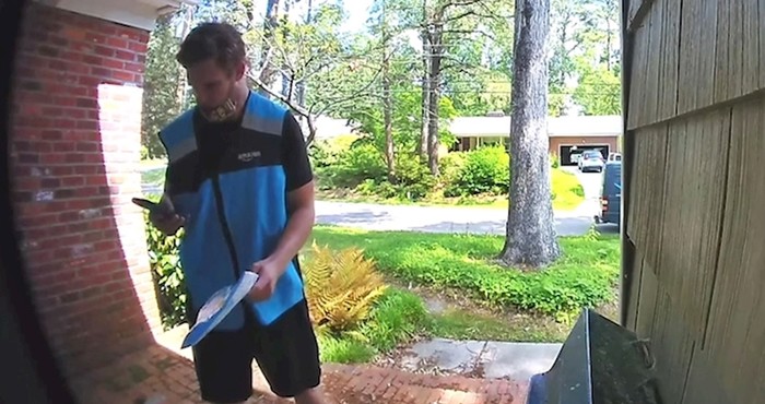 VIDEO Mladić je došao dostaviti paket, a onda je kamera snimila nešto čudno