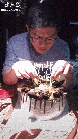 Mladić je za rođendan dobio tortu, no u njoj se krio pravi poklon