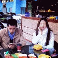 Djevojka je htjela razgovarati, a dragi joj je visio na mobitelu. Pronašla je genijalno rješenje