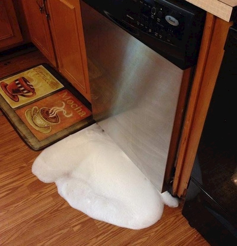 Stavila je krivi deterdžent u perilicu za suđe.