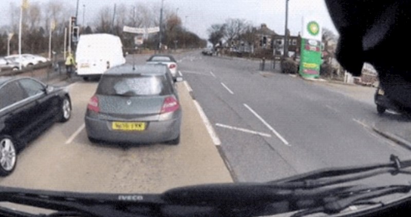 Vozač je na raskrižju morao naglo zakočiti, razlog će vas nasmijati