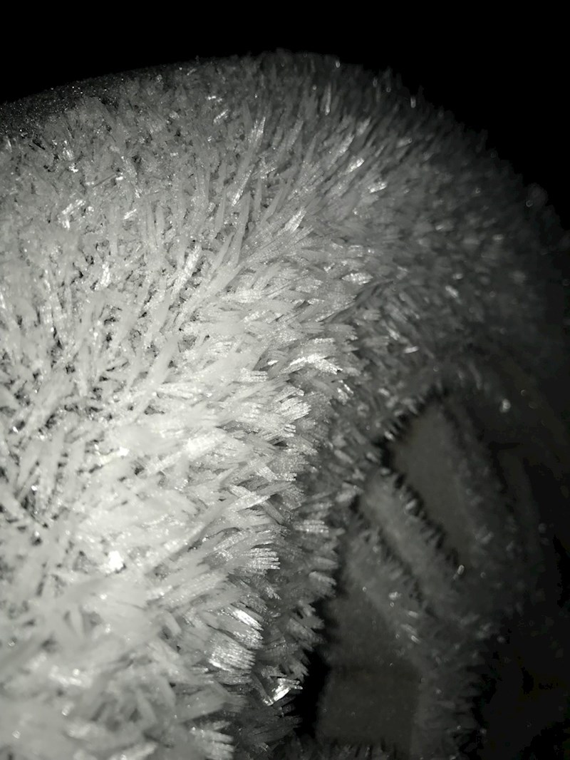 Ledeno hladno jutro u Norveškoj ukrasilo je automobilsku gumu na zanimljiv način.