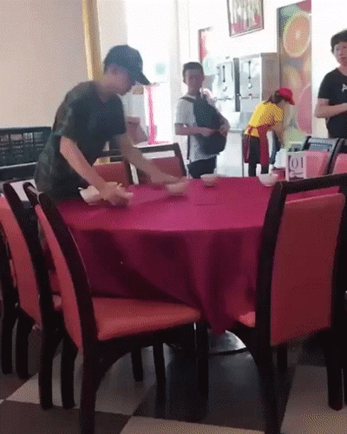 Mladi radnik je dobio zadatak da postavi stol za 10 gostiju, evo kako je to obavio u par sekundi