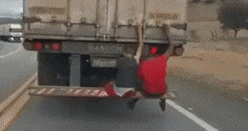 Vozač je snimio zabrinjavajući prizor s kamionom i dječacima, izraz lica potvrđuje da ovo definitivno nije u redu