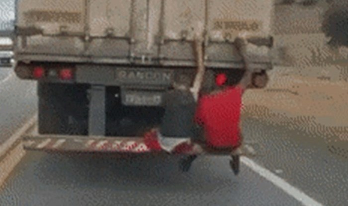 Vozač je snimio zabrinjavajući prizor s kamionom i dječacima, izraz lica potvrđuje da ovo definitivno nije u redu