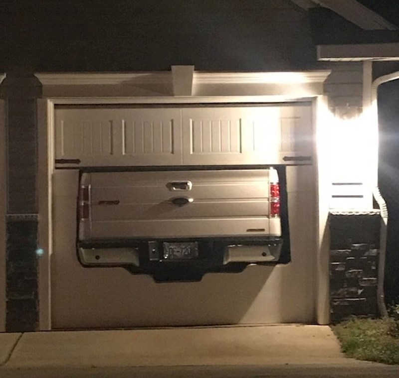 Auto mu je bio predugačak pa je napravio rupu u vratima garaže...