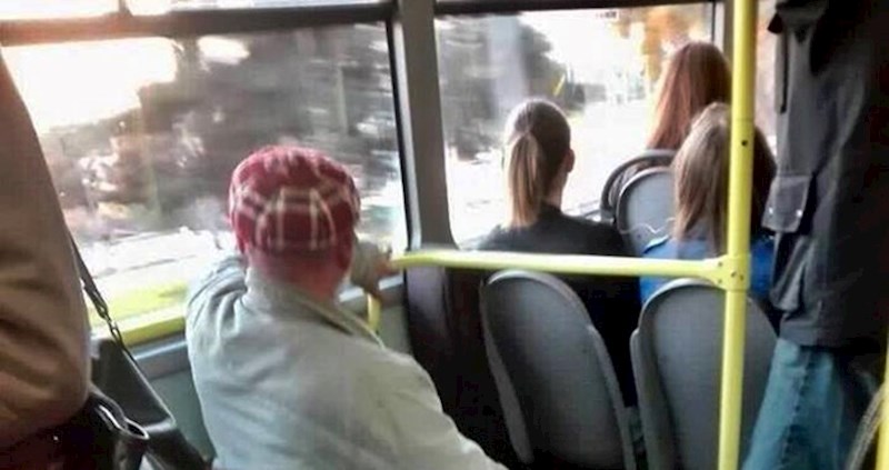 Ovaj djed je sebi osigurao mjesto u gradskom autobusu i postao hit na društvenim mrežama