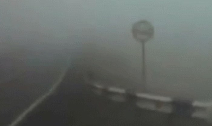 Šokantna snimka auto kamere pokazuje zbog čega morate biti jako oprezni kad je maglovito