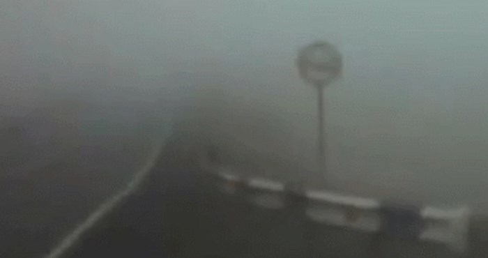 Šokantna snimka auto kamere pokazuje zbog čega morate biti jako oprezni kad je maglovito