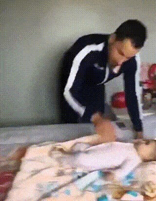 Čovjek je htio provjeriti kako će pas reagirati ako bude glumio da tuče bebu, rezultat ga je oduševio