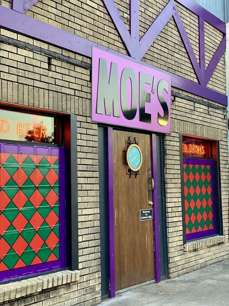 Ukrasili su kafić za Noć vještica. Izgleda kao Moeova birtija iz Simpsona.