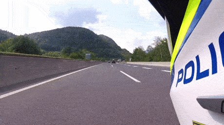 Turist izvodio gluposti na izlasku s autoceste, slovenski policajac stigao baš u pravo vrijeme
