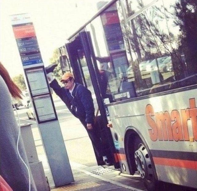 Vozač autobusa se rastezao prije vožnje.