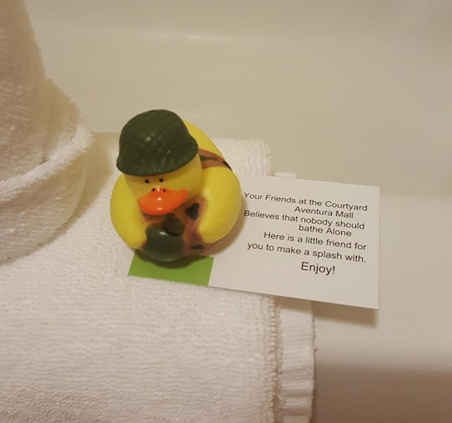 ovaj hotel svojim gostima poklanja gumene patkice za kupanje.