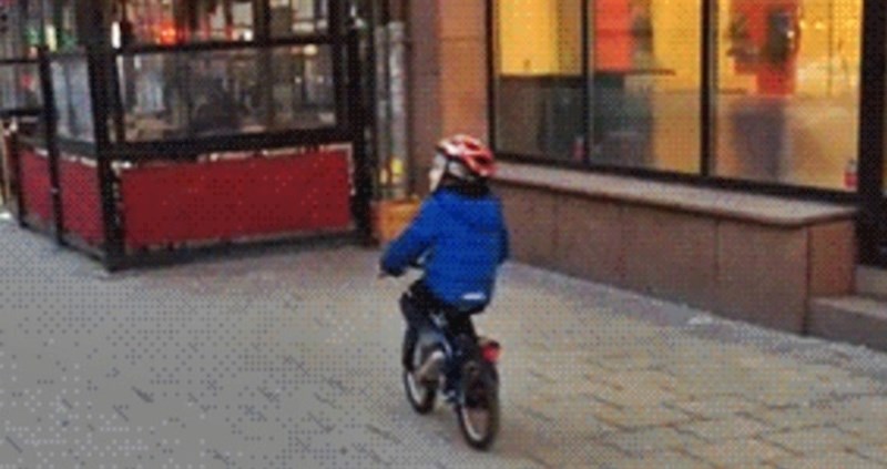 Dječačić je vidio nešto što nije trebao, njegova reakcija je mamu nasmijala do suza