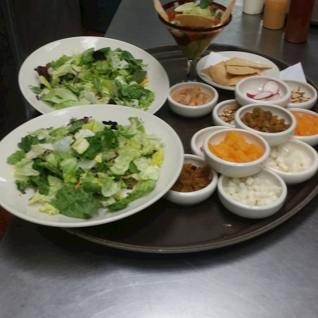 Obitelj je došla u restoran i naručila salate. Htjeli su da im konobar donese sve sastojke odvojeno.