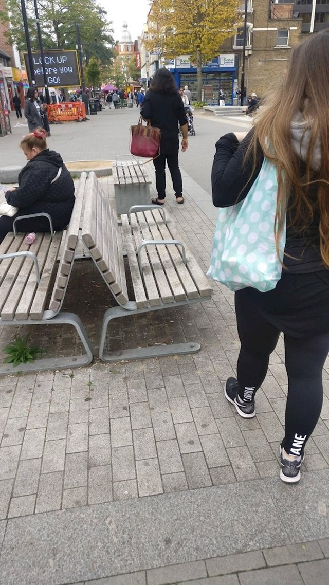 I ovdje su spriječili beskućnike da legnu na klupu.