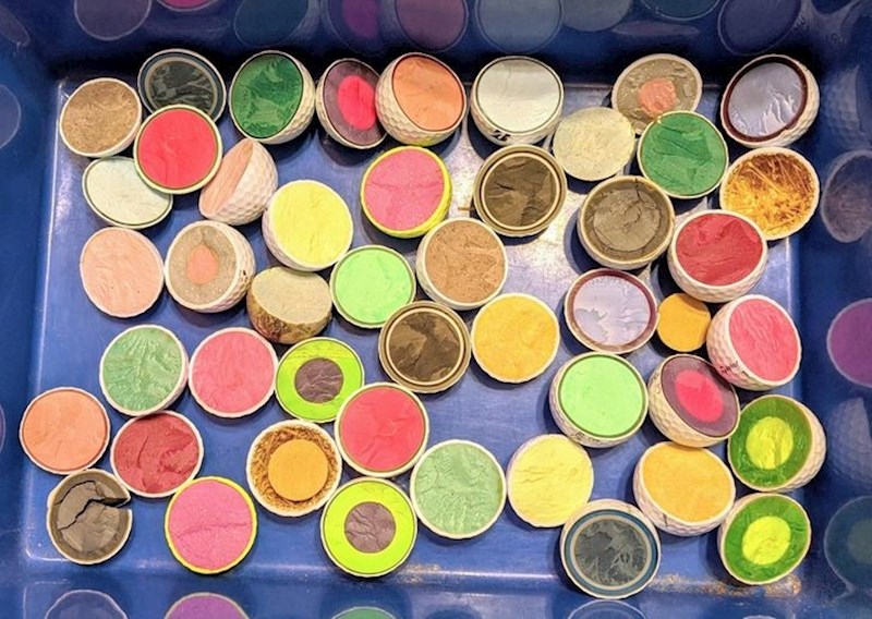 Ovako izgledaju loptice za golf prerezane na pola.