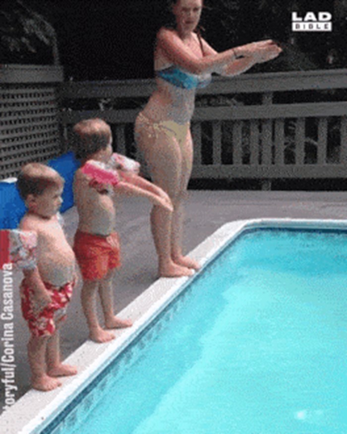 Mama je klince učila skakati u bazen, ovom dječačiću to nije bio nikakav problem