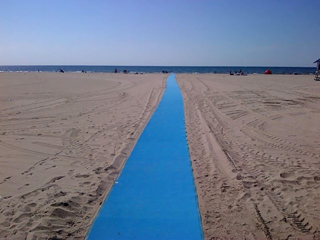 Na ovoj plaži su postavili put za osobe u invalidskim kolicima.
