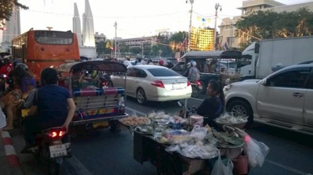 "U Bangkoku možete kupiti nešto za jesti čak i ako zapnete u prometu."