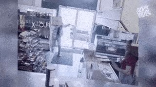 Nadzorna kamera je snimila vjerojatno najsmješniju pljačku ikad, lopov nije htio da ga netko prepozna