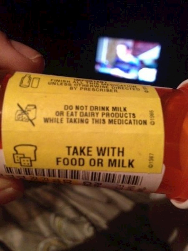 Gore piše "Ne pijte mlijeko i ne jedite mliječne proizvode dok uzimate ovaj lijek", a dolje "Uzimajte s hranom ili mlijekom".