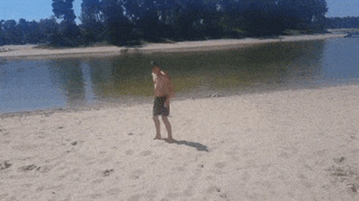 KAKAV FRAJER! Ovaj mladić je svojim akrobacijama dokazao da je spreman za uživanje na plaži