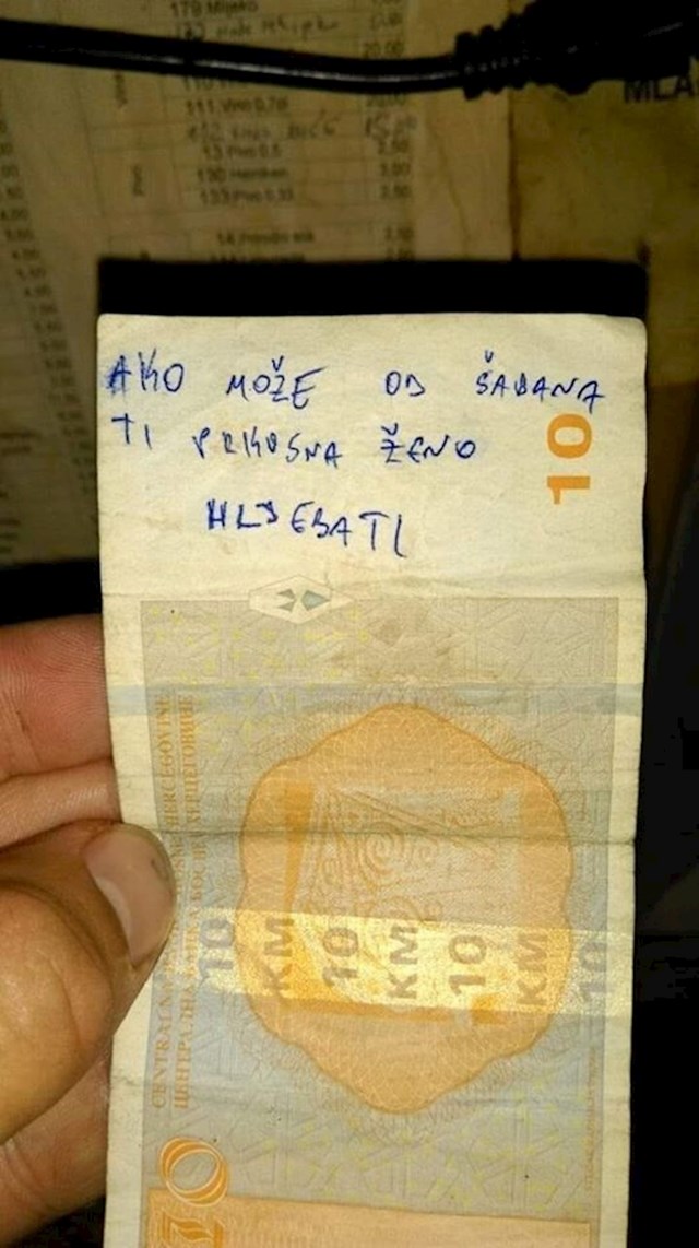 Konobar se počeo smijati kad je primijetio što je pisalo na novčanici koju je dobio evo što je konobar slikao: