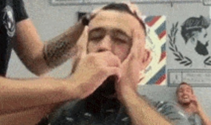 Snimili su smiješnu reakciju muškarca koji je u salonu radio depilaciju dlaka iz nosa