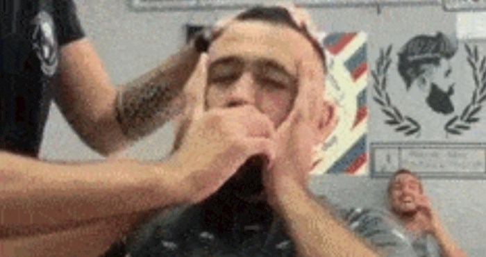 Snimili su smiješnu reakciju muškarca koji je u salonu radio depilaciju dlaka iz nosa