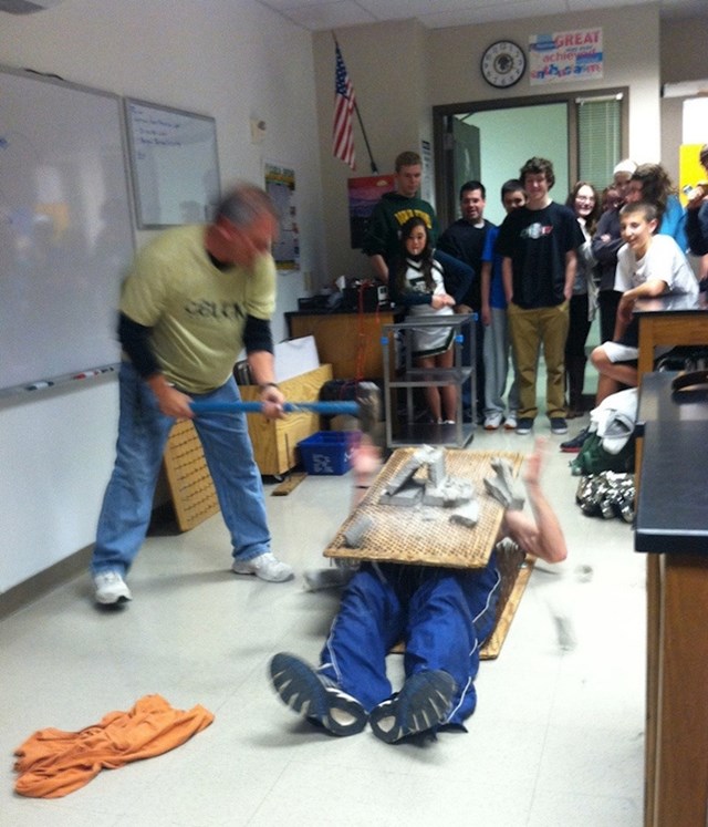 "Naš profesor je legao na pod, stavio na sebe drvenu ploču s čavlima i onda je dao nekome da razbije betonski blok na ploči."