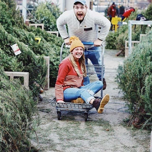 "Nakon nekoliko desetaka slika, radnici su nas zamolili da odaberemo božićno drvce ili odemo."