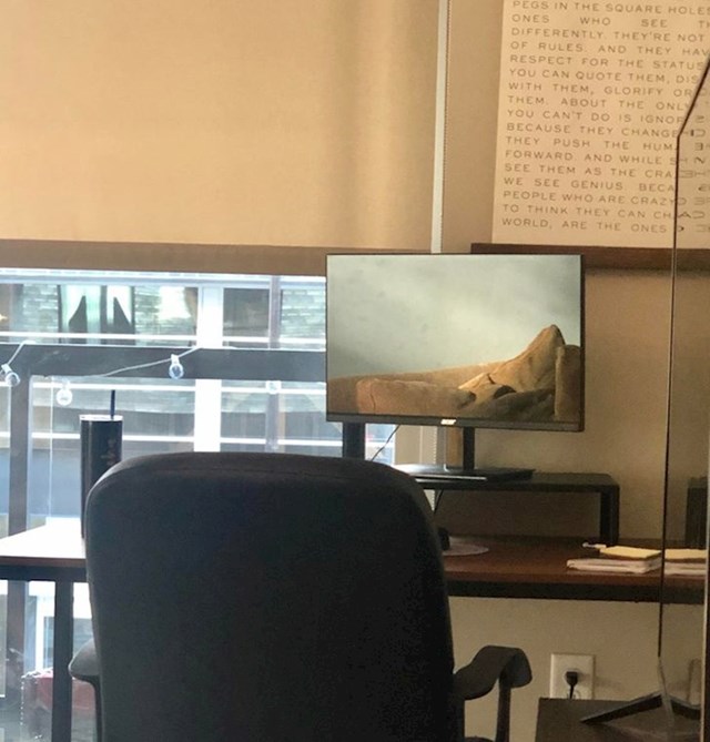 "Mislio sam da je ovo pozadinska slika, no zapravo je riječ o refleksiji našeg kauča na monitoru. Površina mu je jako reflektivna."