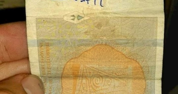 Konobar se počeo smijati kad je primijetio što je pisalo na novčanici koju je dobio