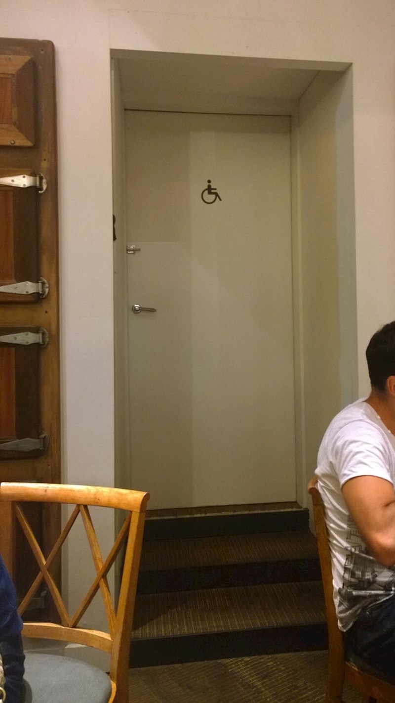 Baš krasno, invalidi će sigurno biti jako zadovoljni ovakvim prilazom WC-u...
