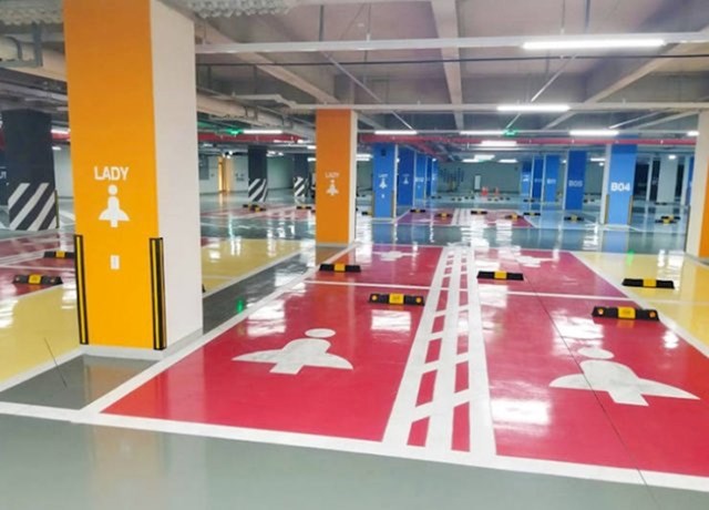 U nekim garažama postoje "sigurna parkirna mjesta za žene".