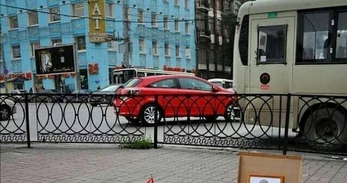 Rus je kraj kanalizacijskog šahta postavio nešto što je nasmijalo prolaznike