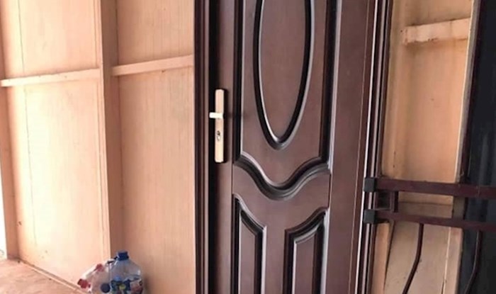 Prolaznik je primijetio čudan detalj ispred nečijih ulaznih vrata, morao ga je slikati