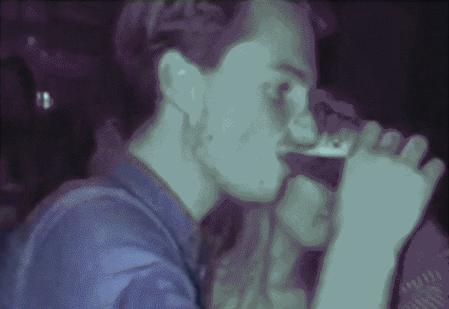 Dečki, pazite što radite na izlascima: Pio piće pa učinio nešto zbog čega ga je djevojka gledala s gađenjem